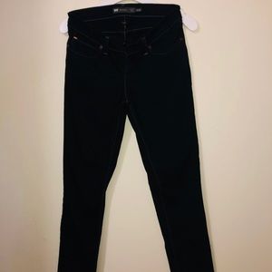Black Levi’s skinny jeans